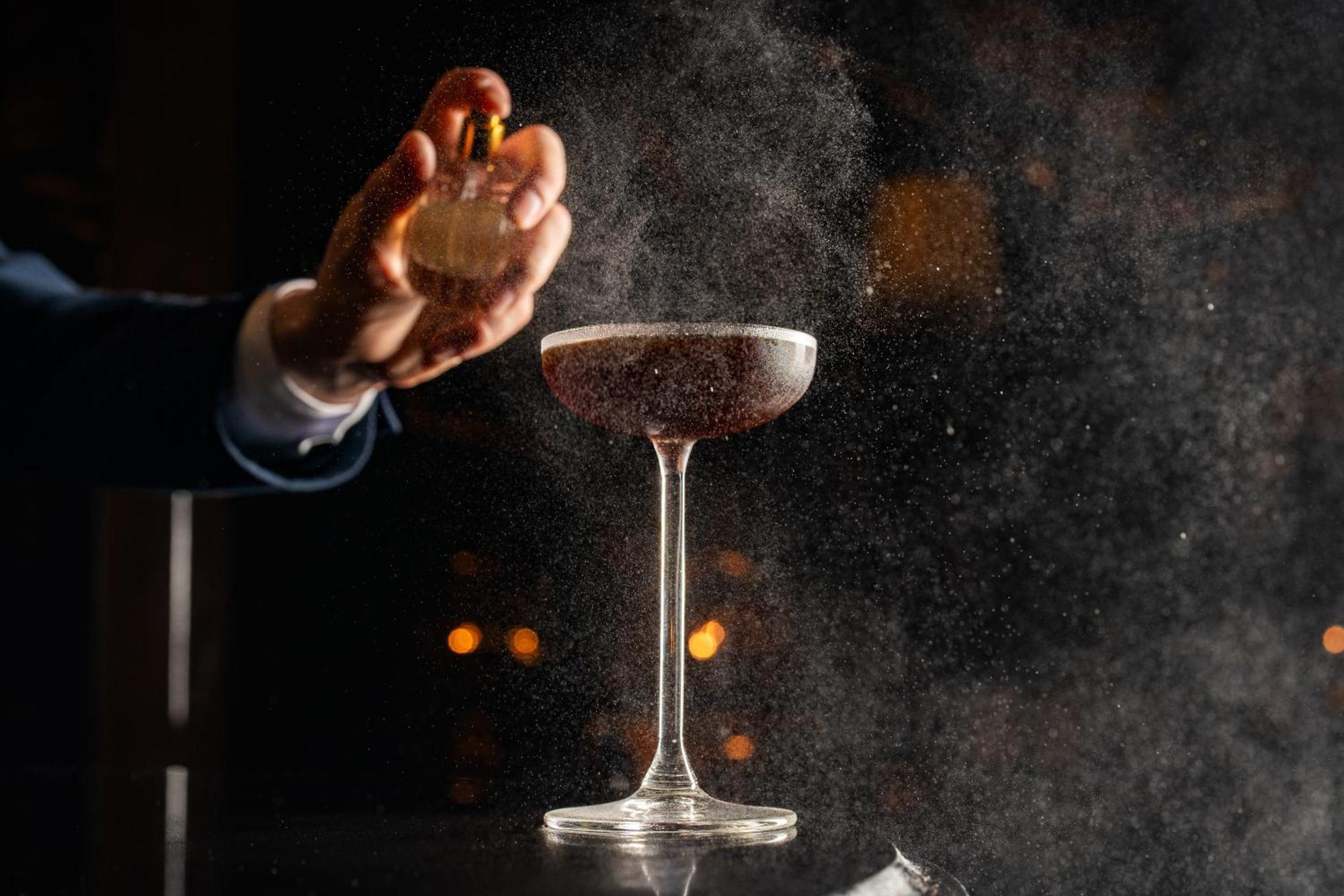 Rosewood Sao Paulo Ξενοδοχείο Εξωτερικό φωτογραφία A bartender dusting a cocktail with ground nutmeg